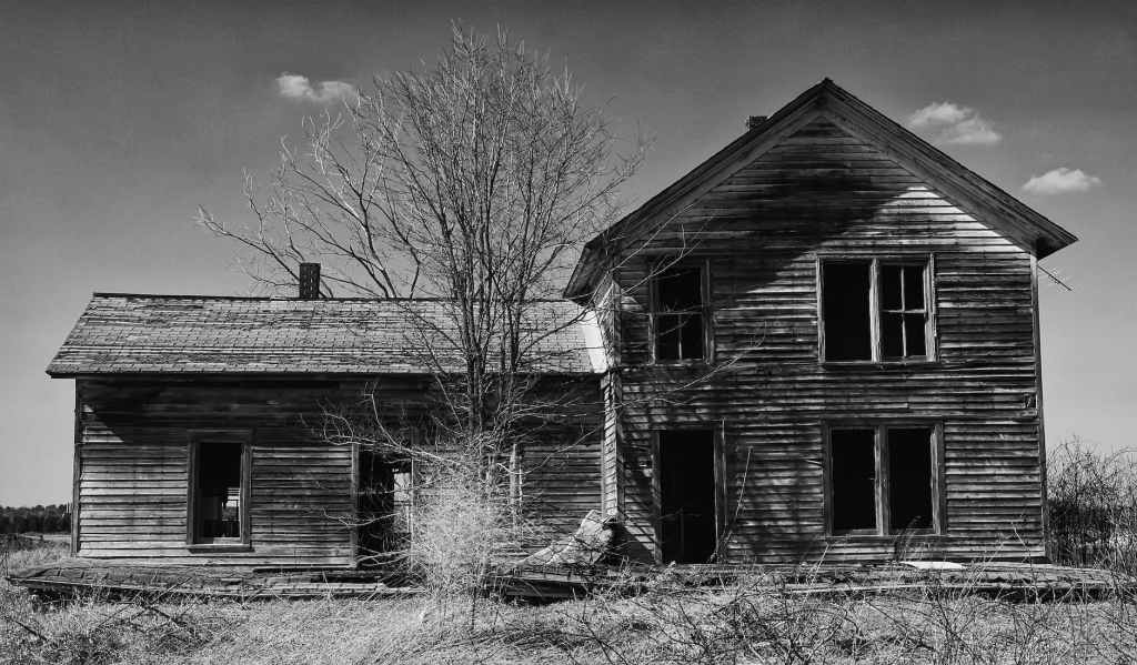 Ett svartvitt gammalt hus