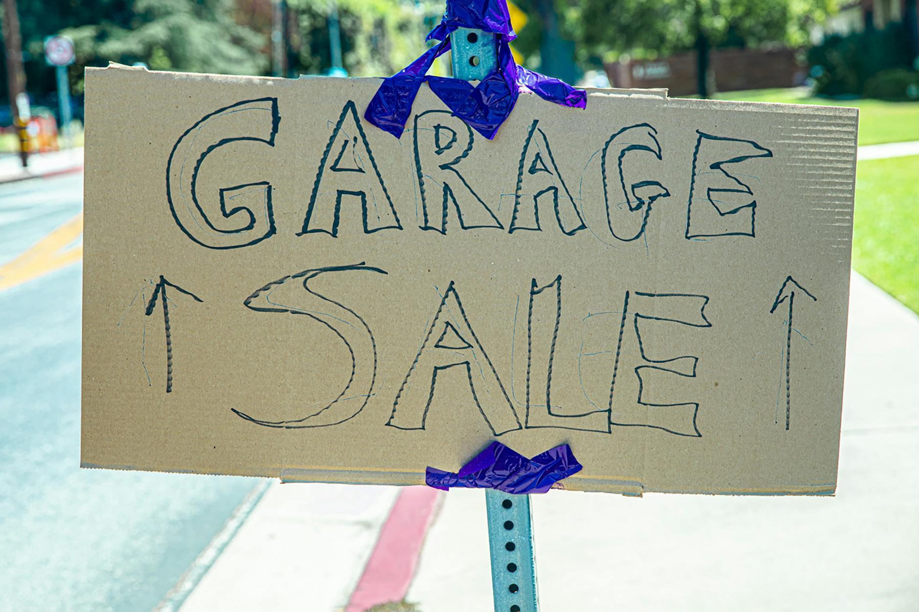En skylt där det står "garage sale"